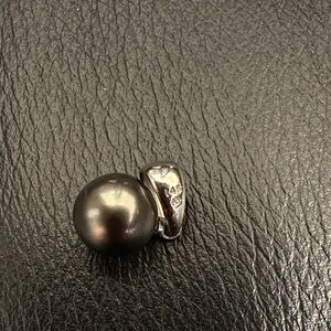 Elegant Black Pearl Pendant